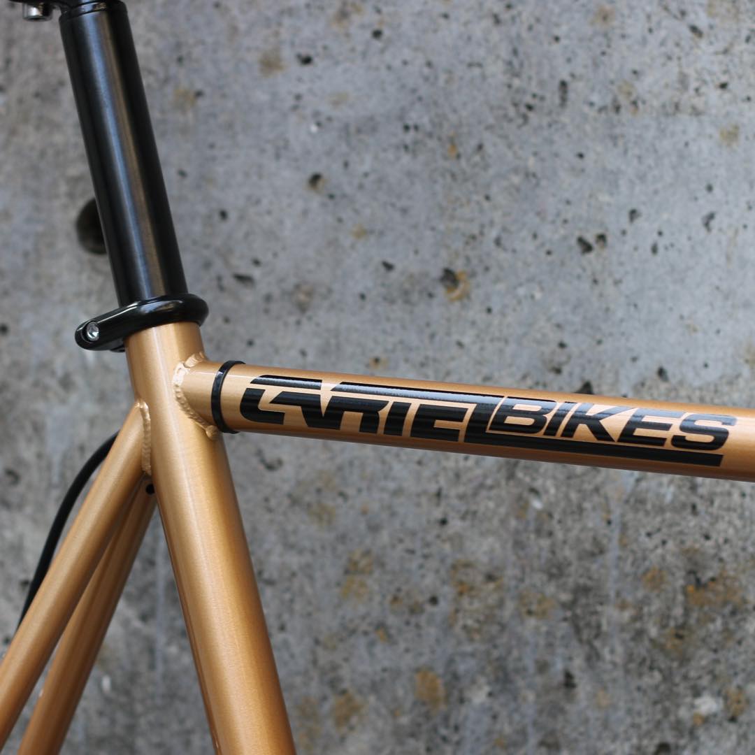 Avenue Cartel パーツ 完成車 Lo Gold ピストバイク ピストバイク 完成品 Bike 軽量 ピストバイク スポーツバイク カスタム 自転車 カーテルバイク バイク クロモリ カスタムバイク ベース フリーギア 固定ギア 初心者 シンプル おしゃれ 茶色 ブラウン Diner店