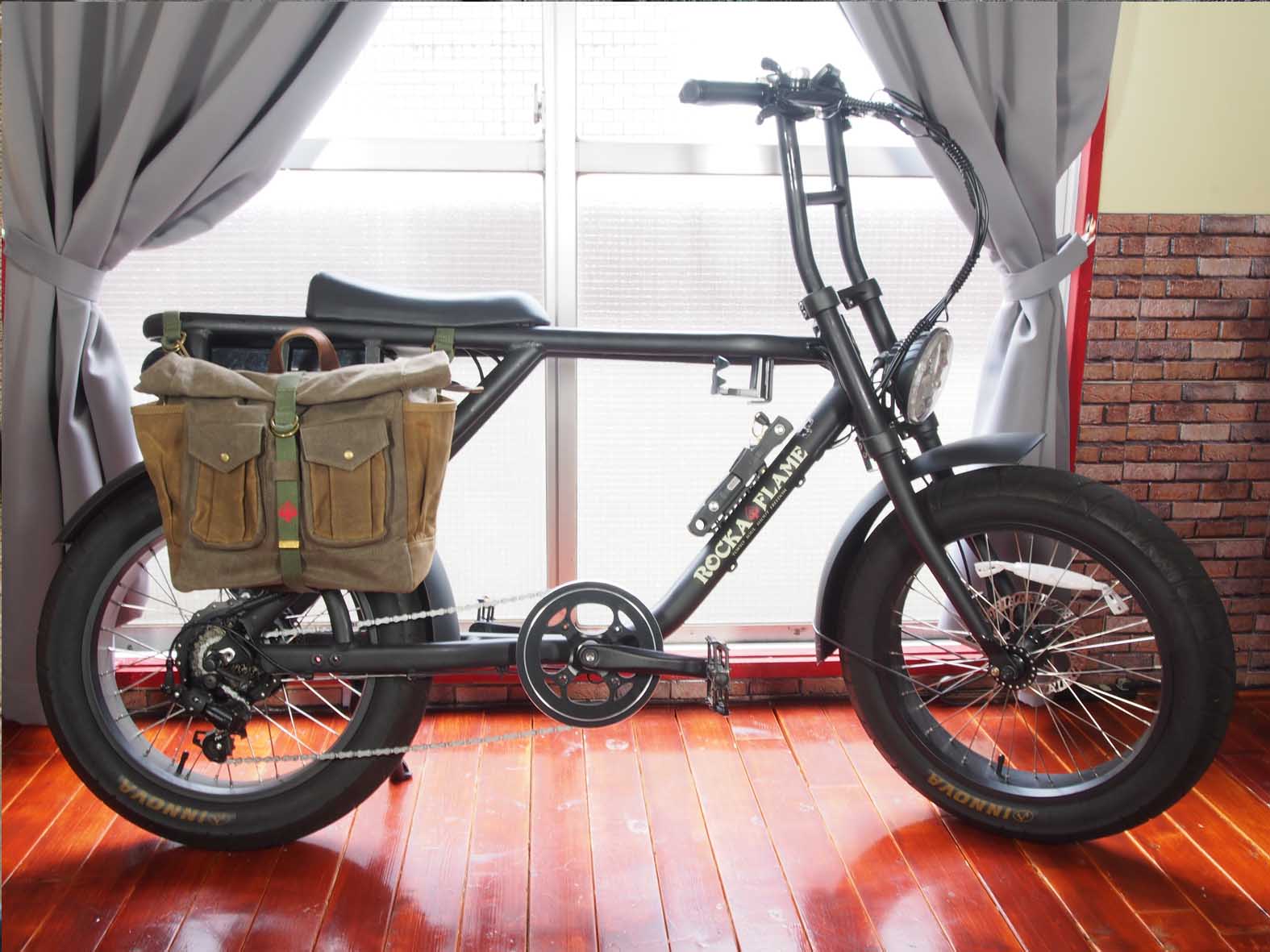 サドルバッグ大容量サイズなのでお買い物に最適 Rocka 電動自転車 Flame 電動アシスト Flame オリジナル 3way オプション Rocka 電動アシスト付き自転車 ロカフレーム専用 ロールアップ サドルバッグ 電動自転車 完成品 自転車 バイク 電動アシスト E Bike サドルバッグ大容量サイズなのでお買い物に最適 Rocka 電動自転車 Flame 電動アシスト Flame オリジナル 3way オプション Rocka 電動アシスト付き自転車 ロカフレーム専用 ロールアップ サドルバッグ 電動自転車 完成品 自転車 バイク 電動アシスト E Bike