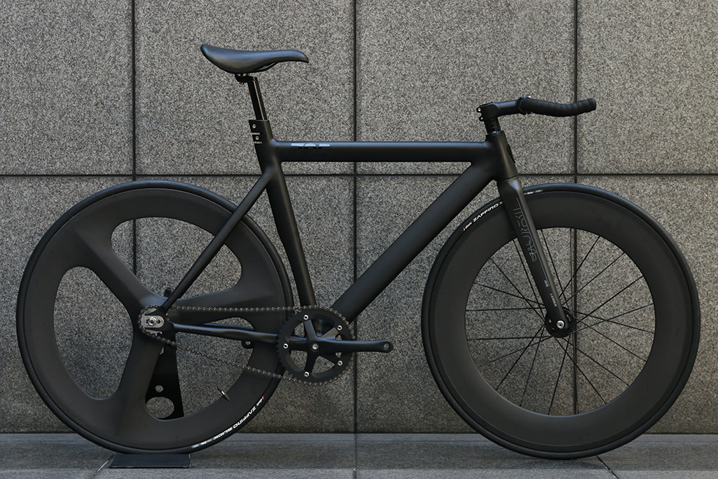 新品激安特価 ピストバイク 完成車 Leader Bikes 725tr Fmm R3sp Carbon Wheel Custom Bike Black リーダー バイク 自転車 バイク スポーツバイク 完成品 アルミ 軽量 カスタム カスタムバイク ベース フリーギア 固定ギア 初心者 シンプル おしゃれ 黒 ブラック