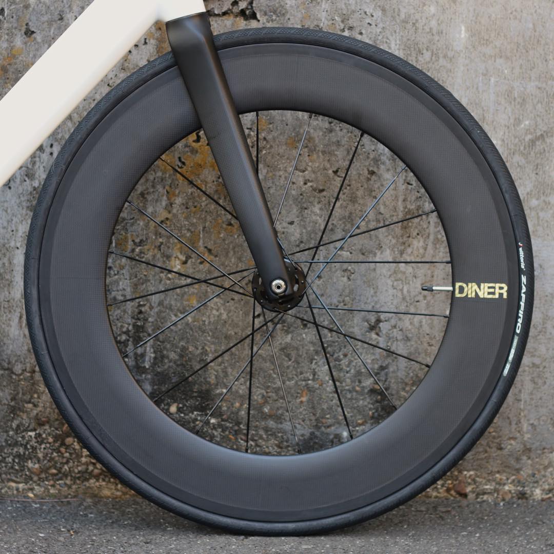 ピストバイク Carbon 735tr Custom カーボンホイール White 完成車 Wheel バイク 完成車 スポーツバイク マッシュ アルミ 軽量 自転車 リーダーバイク Leaderbike Fmm 完成品 カスタム カスタムバイク ベース フリーギア 固定ギア 初心者 シンプル おしゃれ 白 ピストバイク Carbon 735tr Custom カーボンホイール White 完成車 Wheel バイク 完成車 スポーツバイク マッシュ アルミ 軽量 自転車 リーダーバイク Leaderbike Fmm 完成品 カスタム カスタムバイク ベース フリーギア 固定ギア 初心者 シンプル おしゃれ 白