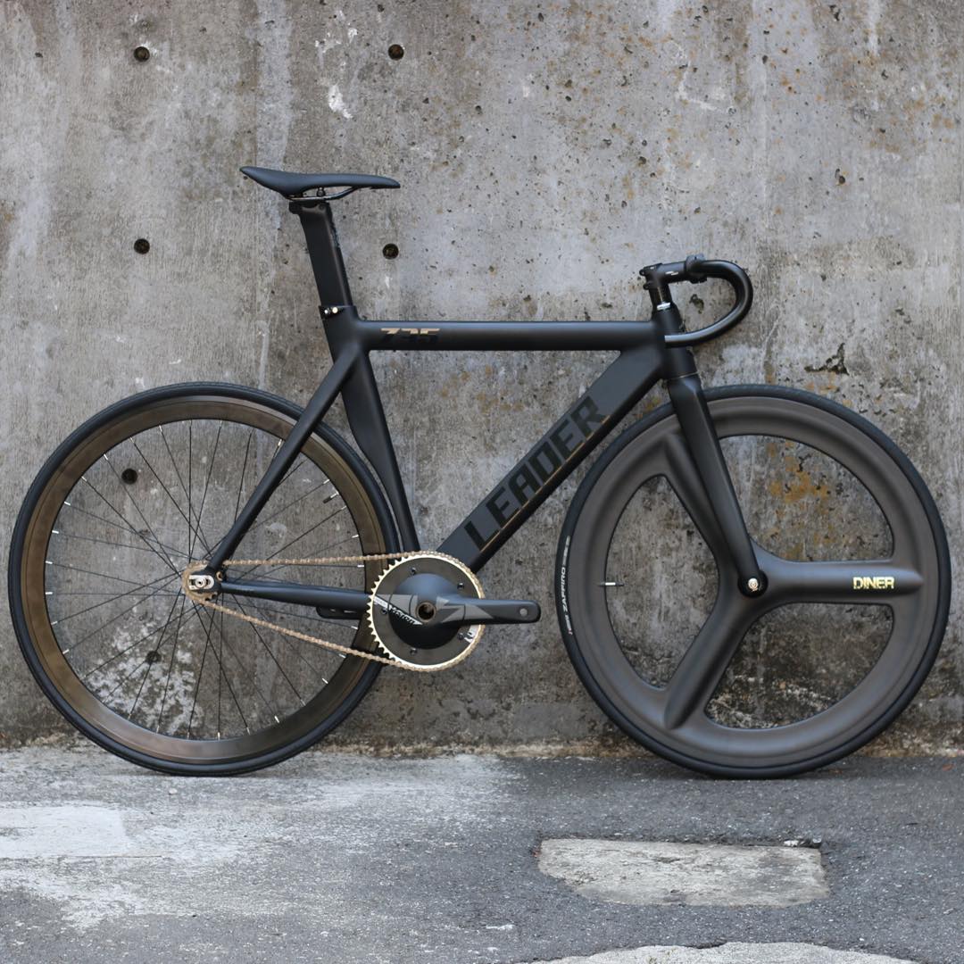 ピストバイク カスタム完成車 Leader Bike 735tr 3spoke Carbon Custom Bike Black 自転車 バイク スポーツバイク 完成品 アルミ 軽量 カスタム カスタムバイク ベース フリーギア 固定ギア 初心者 シンプル おしゃれ 黒 ブラック Csecully Fr