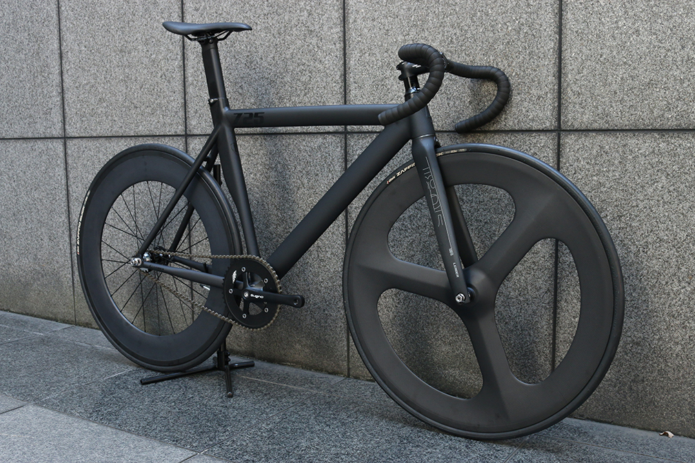 人気満点 ピストバイク 完成車 Leader Bikes 725tr Front 3sp Rear mm Carbon Wheel Custom Bike Black リーダー バイク 自転車 バイク スポーツバイク 完成品 アルミ 軽量 カスタム カスタムバイク ベース フリーギア 固定ギア 初心者 シンプル おしゃれ 黒 ブラック