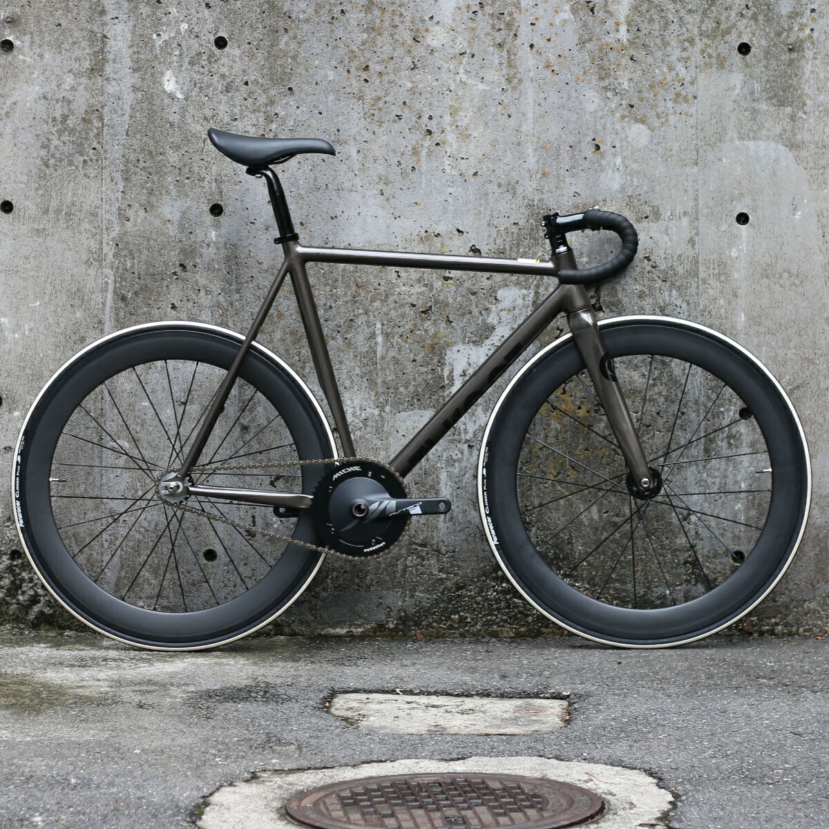 Bikes 735 完成車 Custom カゲロウ ピストバイク 販売 コンプリートバイク パーツ タイラントバイクス Kagero スポーツバイク 自転車 Bike Tyrant バイク 完成品 アルミ 軽量 カスタム カスタムバイク ベース フリーギア 固定ギア 初心者 シンプル おしゃれ 黒 ガンメタ Bikes 735 完成車 Custom カゲロウ ピストバイク 販売 コンプリートバイク パーツ タイラントバイクス Kagero スポーツバイク 自転車 Bike Tyrant バイク 完成品 アルミ 軽量 カスタム カスタムバイク ベース フリーギア 固定ギア 初心者 シンプル おしゃれ 黒 ガンメタ