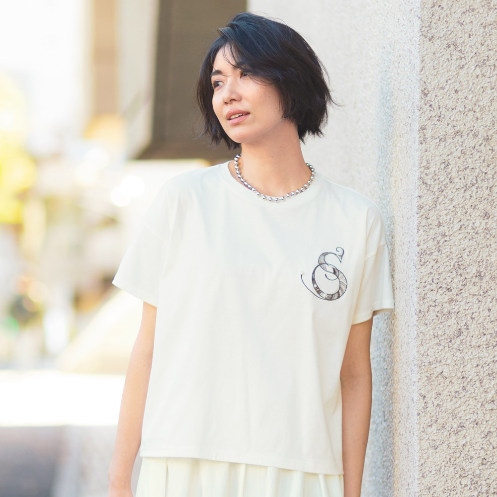 【クーポン最大5千円OFF 4/8迄】 ロゴビジュー刺しゅう Tシャツ （日本製） プルオーバー シャツ ブラウス 173202 ＼LINE友だち登録でクーポン／