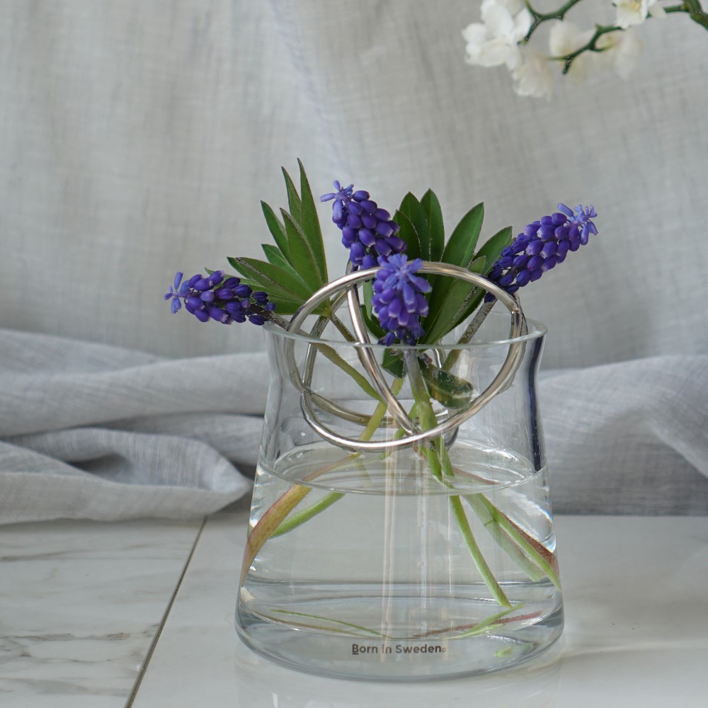 インテリア雑貨 日用品 置物 オブジェ 花瓶 Sサイズ Born In Sweden スフィアベース Wc08 お花を挿すだけで ステキにアレンジメントできる スウェーデンデザインのフラワーベース 花瓶としてもオブジェとしてもおしゃれです ギフトにもオススメ 10 H11cm デザイン
