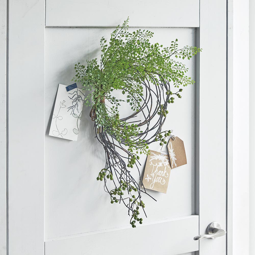 インテリア雑貨 日用品 インテリアグリーン 触媒グリーン インテリアツリー アジアンタム アレンジメント リース スワッグ Wc0857 繊細な葉形のアジアンタムにベリーを添えた ふわっと空気をはらんだようなやさしい壁掛けリース 玄関やリビングが心安らぐスペースに 社員