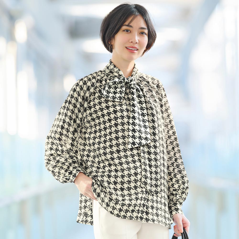 【クーポン10％OFF 4/10迄】 ビジューボタン プリント ボウタイブラウス ブラウス シャツ 148001 ＼LINE友だち登録でクーポン／
