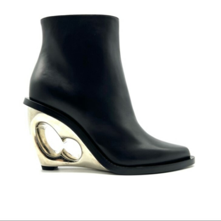 Alexander McQueen  アレキサンダー マックイーン 踵 ブーティ 黒いこと Cage Buckle Leather Ankle Booties Black