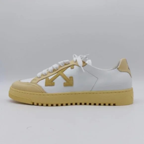 オフホワイト☆ホワイト アローモチーフ スニーカー Off-White™が新作“Arrow”スニーカーの大胆なデザインを公開