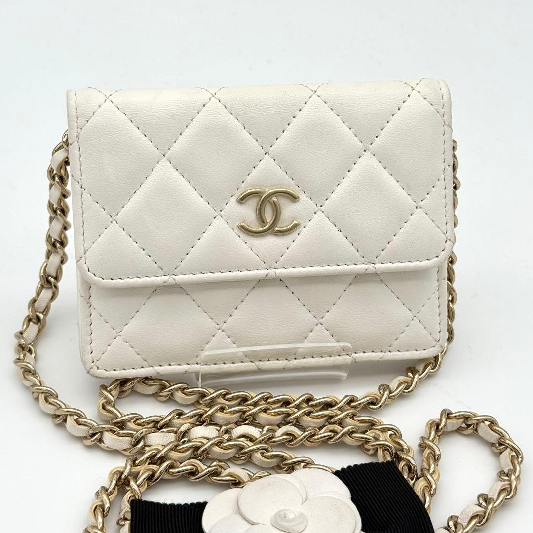 中古AB CHANEL マトラッセ 子ヒツジ素はだ ミニ チェーンウォレット 白いこと  シャネル ショルダーバッグ 白 歌留多入れもの カメリア シュロの葉