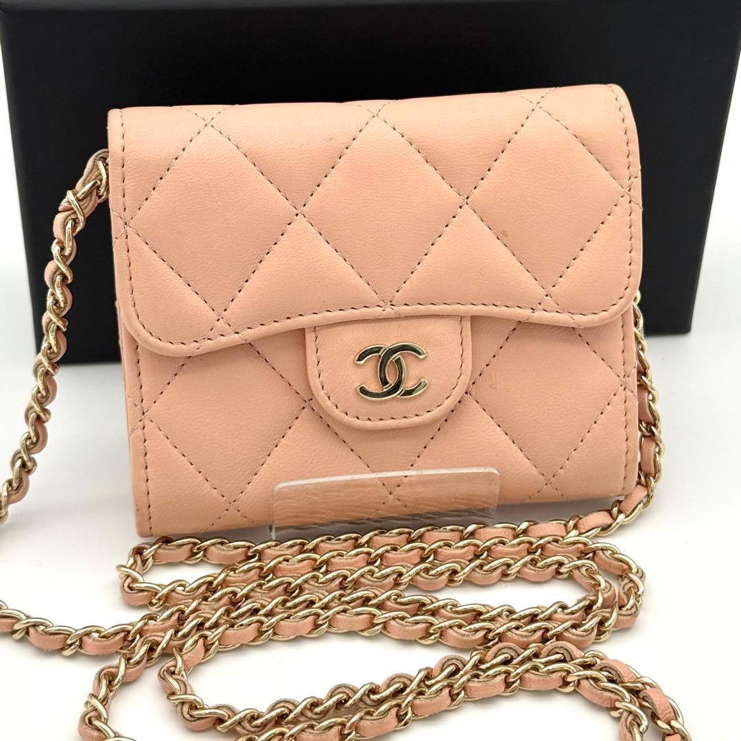 中古AB CHANEL 子ヒツジ素はだ ミニ チェーンウォレット マトラッセ サクラ色 シャネル パウダーコンパクト チェーン店 ショルダーバッグ ココマーク ベージュ
