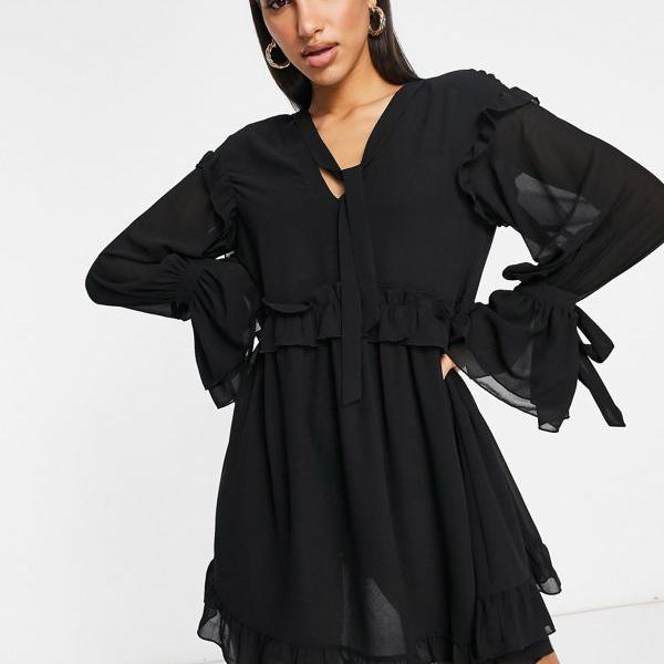 高級素材使用ブランド プリティーラビッシュ 小さいサイズから大きいサイズまで インポートブランド 女性 レディース ワンピース 黒のフリルとネクタイのディテールが施されたかなり豪華なスモックミニドレス Lavish Pretty As Rashiastrologer Com