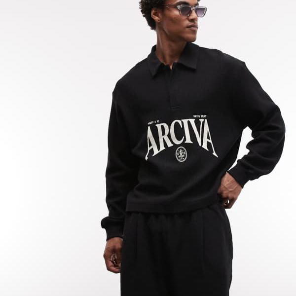 エイソス ASOS asos ASOS DESIGNのゆったりとしたボックス型オットマン風テクスチャードポロシャツ（ブラック、テキストグラフィック入り） トップス メンズ 男性 インポートブランド 小さいサイズから大きいサイズまで