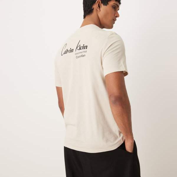 カルバンクラインジーンズ Calvin Klein Jeans カルバン・クライン・ジーンズのグラフィックティーシャツ（皮膚軟化剤色） トップス メンズ 成人男性 インポートブランド ごく小さい大きさから大層らしい大きさまで