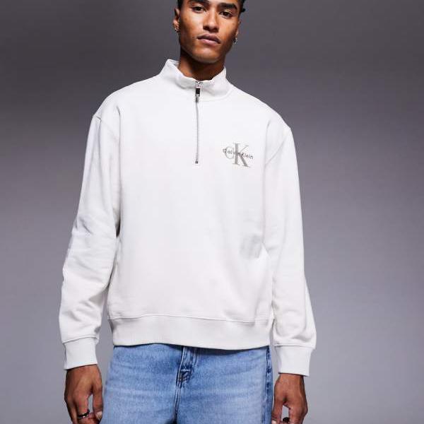 カルバンクラインジーンズ Calvin Klein Jeans カルバン・クライン・ジーンズの胸ロゴ入り1/4ジップスウェットシャツ（オフホワイト） トップス メンズ 男性 インポートブランド 小さいサイズから大きいサイズまで