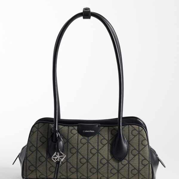 カルバンクライン Calvin Klein カルバン・クラインのエンブレム入りペブルショルダーバッグ（ブラック） 鞄 レディース 女性 インポートブランド
