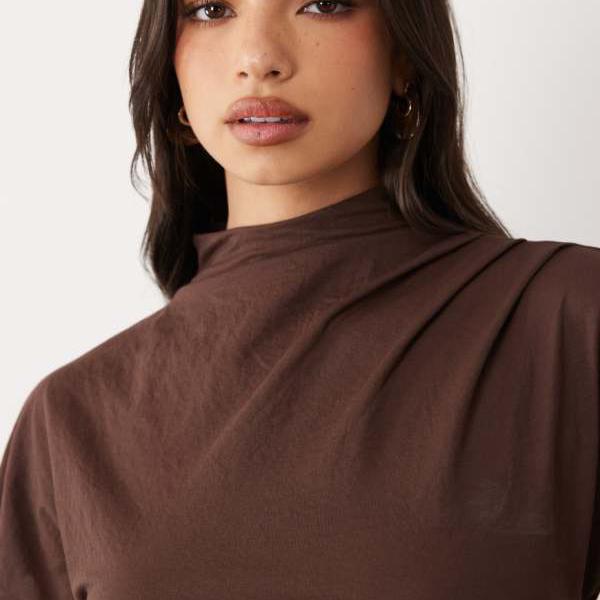 エイソス ASOS asos ASOS DESIGN リネン風ドレープハイネックトップス（赤銅色） トップス レディース 成人女性 インポートブランド 弱められた大きさから馬鹿でかい大きさまで