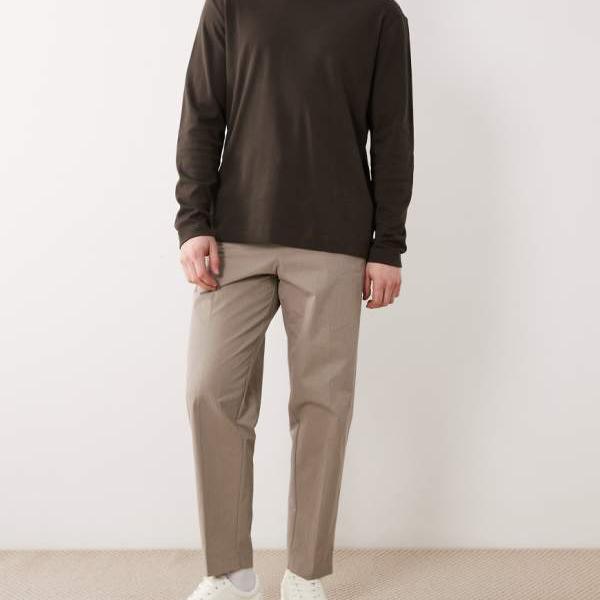エイソス ASOS asos ASOS DESIGN かっこ良いで伸び伸びする感のあるテーパードパンツ、カーキ色のペーパータッチテックファブリック ズボン下 下つ方 メンズ 成人男性 インポートブランド たわい無い大きさから気が大きい大きさまで