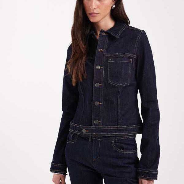 エイソス ASOS asos ASOS DESIGNのインキーウォッシュのフィットデニムジャケットコーデ アウター レディース 女性 インポートブランド 小さいサイズから大きいサイズまで