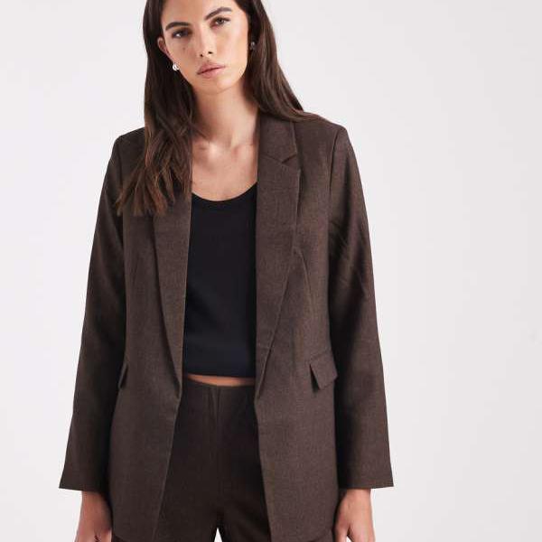 ヴェロモーダ Vero Moda ヴェロモーダのオーバーサイズツイード風テーラードブレザーコーデ（チョコレート） アウター レディース 女性 インポートブランド 小さいサイズから大きいサイズまで