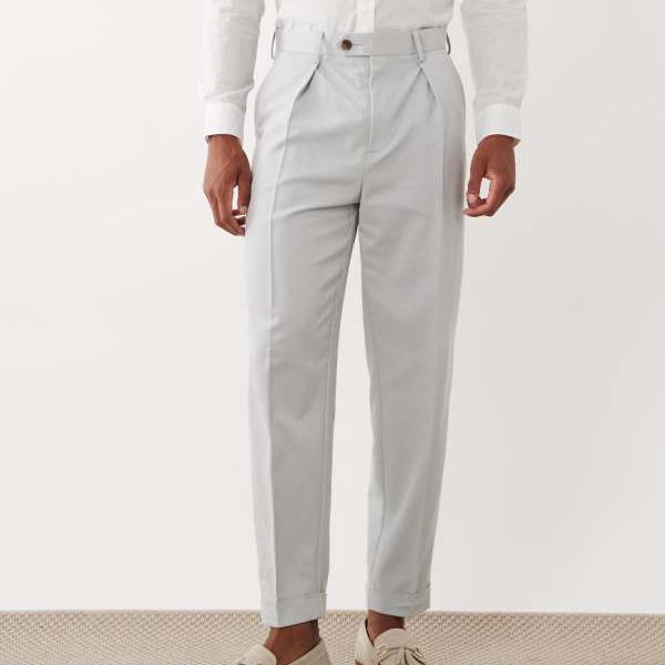 エイソス ASOS asos ASOS DESIGNのライトブルーのツイル素材を使用した、折り返し付きのスマートなテーパードパンツ パンツ ボトム メンズ 男性 インポートブランド 小さいサイズから大きいサイズまで