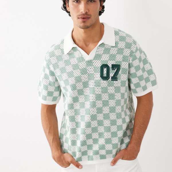 エイソス ASOS asos ASOS DESIGNの伸び伸びする相応う半袖ニットノッチネックポロシャツ。緑であることとエクリュの読み合わせる柄に07のグラフィック入り口・入口。 トップス メンズ 成人男性 インポートブランド 小っちゃい大いさから馬鹿でかい大いさまで