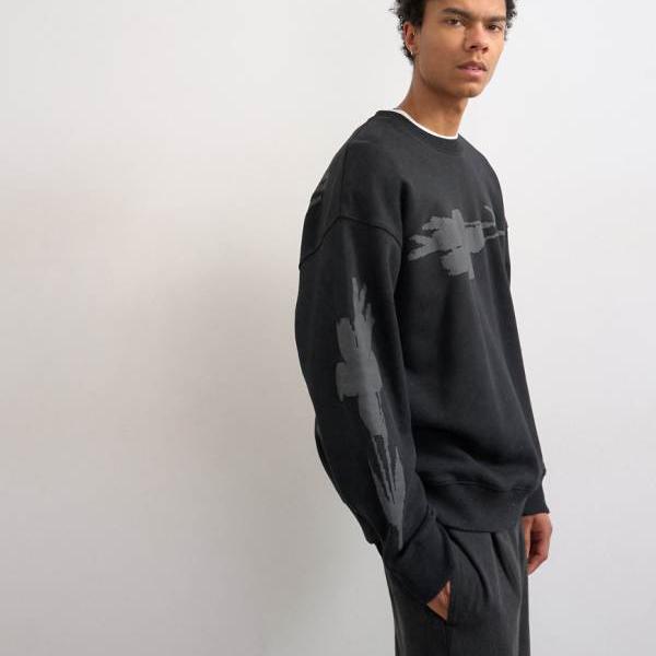 トップマン Topman TOPMAN トップマンのリラックスフィットスウェットシャツ。前面と背面にデジタル花柄プリント入り。ウォッシュドブラック。 トップス メンズ 男性 インポートブランド 小さいサイズから大きいサイズまで
