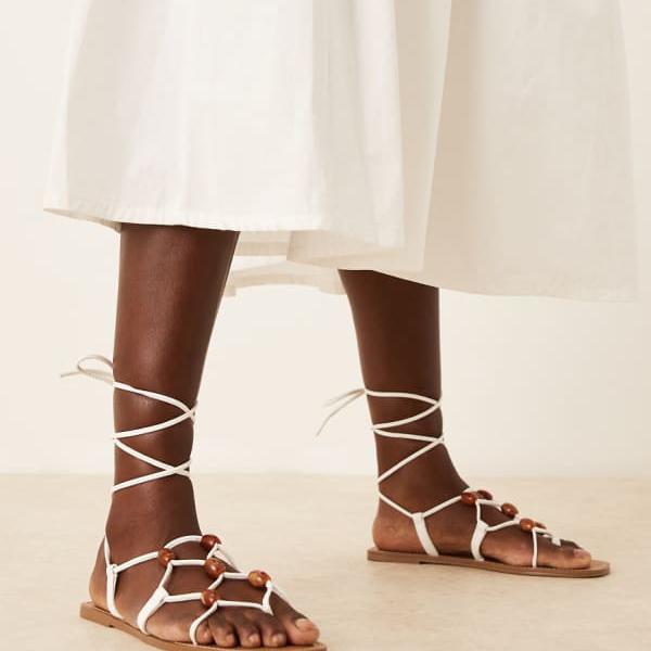 エイソス ASOS asos ASOS DESIGN Faroe ストラップビーズフラットサンダル（ホワイト） 靴 レディース 女性 インポートブランド 小さいサイズから大きいサイズまで