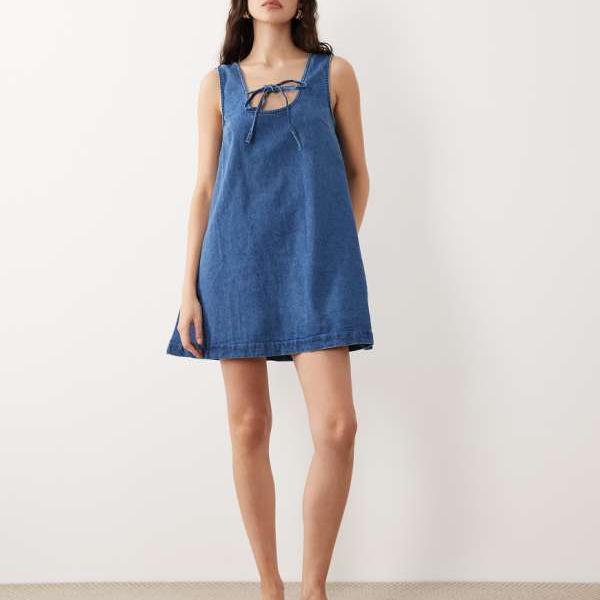 エイソス ASOS asos ASOS DESIGN デニムスクープミニドレス（リボン付き、ライトブルー） ワンピース レディース 女性 インポートブランド 小さいサイズから大きいサイズまで
