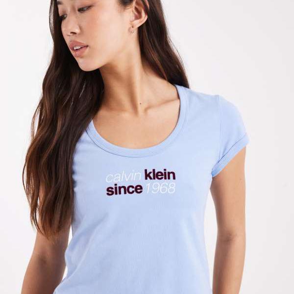 カルバンクラインジーンズ Calvin Klein Jeans カルバン・クライン・ジーンズ 1968 スローガン T シャツ(ブルー) トップス レディース 女性 インポートブランド 小さいサイズから大きいサイズまで