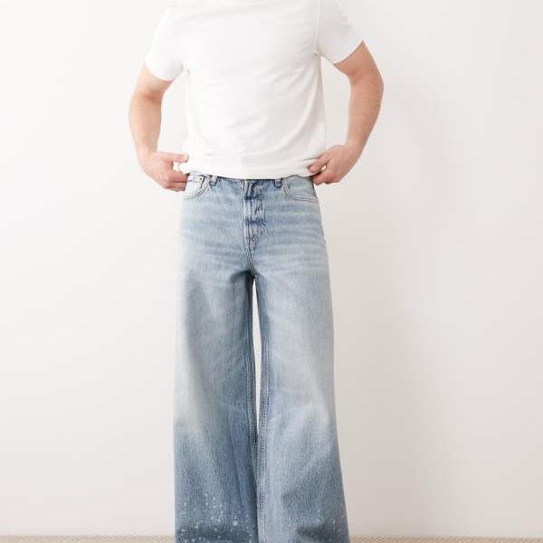 カルバンクラインジーンズ Calvin Klein Jeans カルバン・クライン・ジーンズのライトブルーウォッシュのバギージーンズ ズボン下 下つ方 レディース 成人女性 インポートブランド 弱められた大きさから馬鹿でかい大きさまで