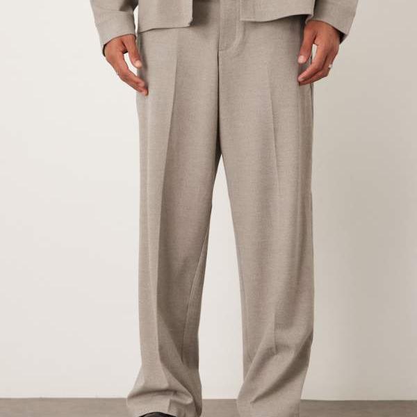 エイソス ASOS asos ASOS DESIGNのバレルレッグスーツパンツ（ニュートラルブラッシュドツイル） パンツ ボトム メンズ 男性 インポートブランド 小さいサイズから大きいサイズまで 14,785円