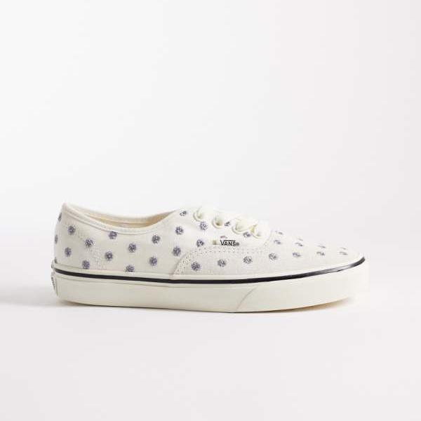 ヴァンズ Vans VANS バンズ 花柄の刺しゅうが施された白いことのVans Authenticスニーカー 靴 レディース 亭主もち インポートブランド ごく小さい大きさから大層らしい大きさまで