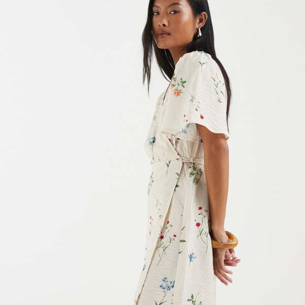 ヴェロモーダ Vero Moda Vero Moda Petiteのクリーム色の花柄プリントのフリル袖ラップフロントミニドレス ワンピース レディース 女性 インポートブランド 小さいサイズから大きいサイズまで