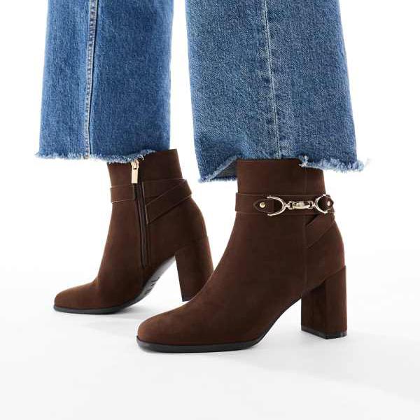 ニュールック New Look New Lookのフェイクスエードバックルヒールブーツ（ブラウン） 靴 レディース 女性 インポートブランド 小さいサイズから大きいサイズまで｜セレクトショップ　Diva　Closet
