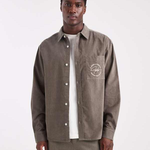 エイソス ASOS asos ASOS DESIGN ベビーコード オーバーシャツ（胸に刺繍入り、カーキ色） トップス メンズ 男性 インポートブランド 小さいサイズから大きいサイズまで
