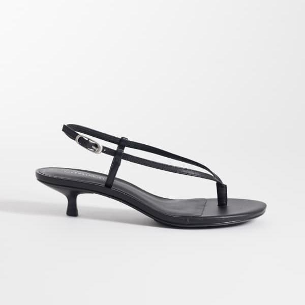 カルバンクライン Calvin Klein カルバン・クライン・ジーンズのストラップ付きスリングバックレザーサンダル(ブラック) 靴 レディース 女性 インポートブランド 小さいサイズから大きいサイズまで