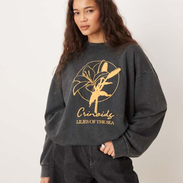 エイソス ASOS asos ASOS DESIGNのユリの花のグラフィックが入ったチャコールのオーバーサイズスウェットシャツ トップス レディース 女性 インポートブランド 小さいサイズから大きいサイズまで