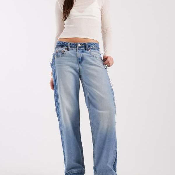 リーヴァイズジーンズ  Levi\u0027s リーヴァイズジーンズのミッドブルーのローライズ・デコンストラクテッドジーンズ ズボン下 下つ方 レディース 成人女性 インポートブランド 弱められた大きさから馬鹿でかい大きさまで