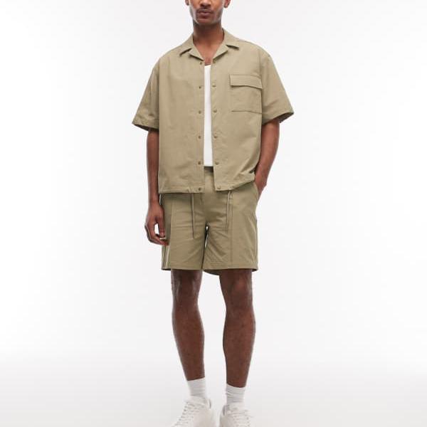 エイソス ASOS asos ASOS DESIGN motionMAX・・ 4ウェイストレッチ コーディネイト ショート丈ショーツ（カーキ、ピンタック入り） パンツ ボトム メンズ 男性 インポートブランド 小さいサイズから大きいサイズまで 12,418円