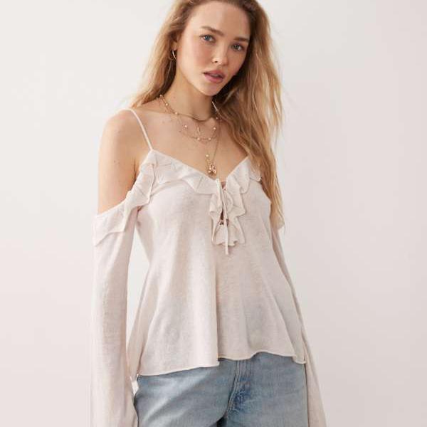 ミスセルフリッジ Miss Selfridge ミスセルフリッジのプレミアムリネンブレンドニットコールドショルダーラッフルトップ（クリーム色） トップス レディース 女性 インポートブランド 小さいサイズから大きいサイズまで