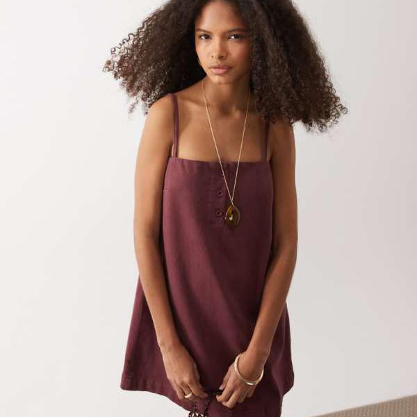 エイソス ASOS asos ASOS DESIGN デニムキャミミニドレス（ボタンディテール付き、バーガンディ） ワンピース レディース 女性 インポートブランド 小さいサイズから大きいサイズまで