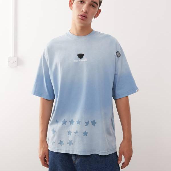 ア・ベイシング・エイプ AAPE BY A BATHING APE Aape by A Bathing ApeのオーバーサイズTシャツ（ライトブルー、スプレーダイ） トップス メンズ 男性 インポートブランド 小さいサイズから大きいサイズまで