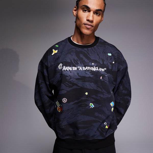 ア・ベイシング・エイプ AAPE BY A BATHING APE Aape by A Bathing Apeのプルオーバースウェットシャツ、黒いこと合鴨柄、キュートなステッカー付き添い人 トップス メンズ 成人男性 インポートブランド ごく小さい大きさから大層らしい大きさまで