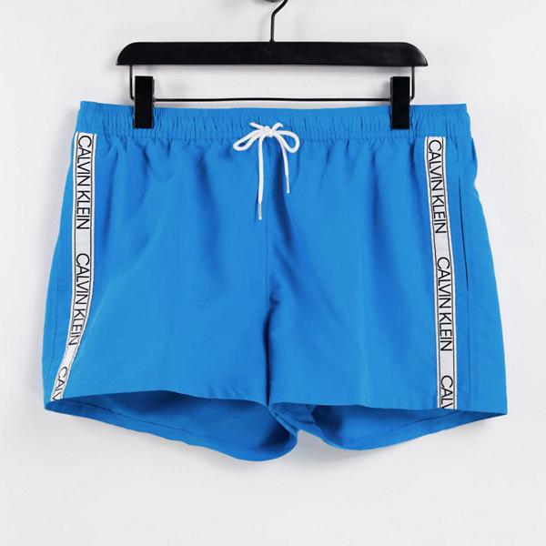 カルバンクライン Calvin Klein サイドロゴがブルーでテーピングされたCalvinKleinスイムショーツ 水着 メンズ 男性  インポートブランド 小さいサイズから大きいサイズまで｜セレクトショップ　Diva　Closet