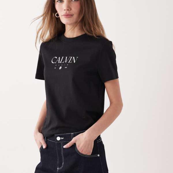 カルバンクラインジーンズ Calvin Klein Jeans カルバン・クライン・ジーンズのレギュラーフィットグラフィックTシャツ(ブラック) トップス レディース 女性 インポートブランド 小さいサイズから大きいサイズまで|セレクトショップ Diva Closet