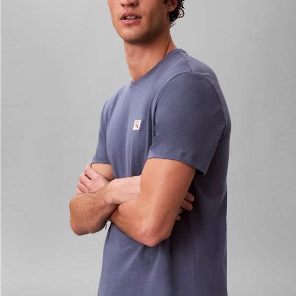 カルバンクラインジーンズ Calvin Klein Jeans カルバン・クライン・ジーンズの徽章ロゴタイププルオーバー（青み） トップス メンズ 成人男性 インポートブランド 弱められた大きさから馬鹿でかい大きさまで