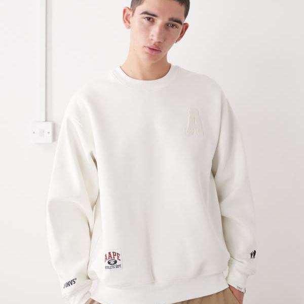 ア・ベイシング・エイプ AAPE BY A BATHING APE Aape by A Bathing Apeの労働者の一団のど首 トレーナー、うしろ側刷り上げる入り口・入口、象牙色 トップス メンズ 成人男性 インポートブランド たわい無い大きさから気が大きい大きさまで