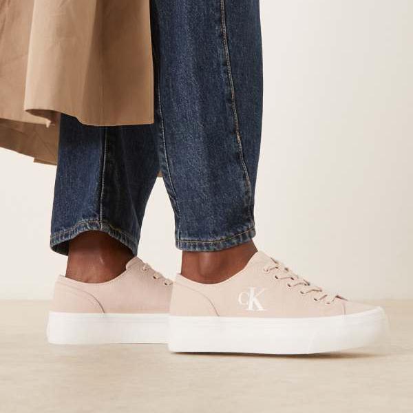 カルバンクライン Calvin Klein カルバン・クライン・ジーンズのバルクフラットフォームキャンバストレーナー（サクラ色と白いこと） 靴 レディース お上さん インポートブランド たわい無い大きさから気が大きい大きさまで