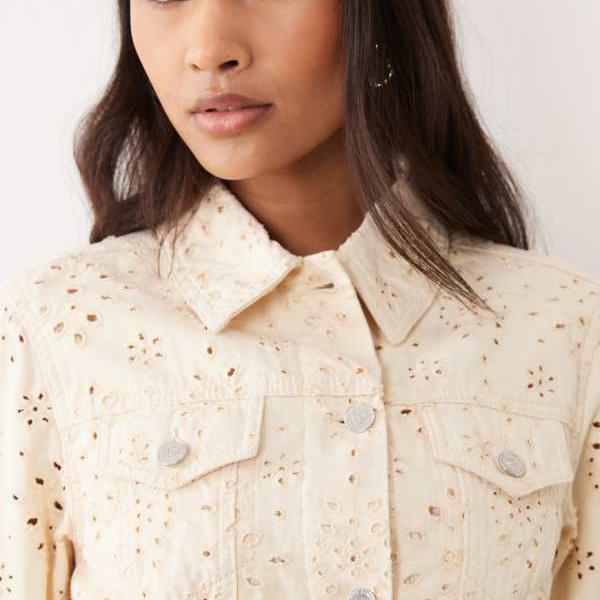 ミスセルフリッジ Miss Selfridge  ミス・セルフリッジのバターミルクウォッシュのブロデリーデニムジャケット アウター レディース 成人女性 インポートブランド 弱められた大きさから馬鹿でかい大きさまで
